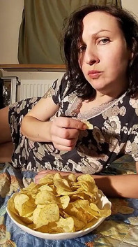 La matrigna ama mangiare sborra dalla sua fica pelosa
