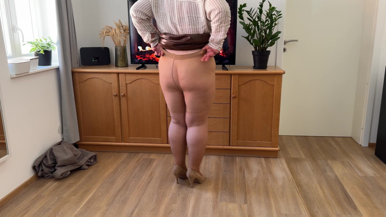OurFetishLife: Birthday Gift for a Single Mature Stepmother!
