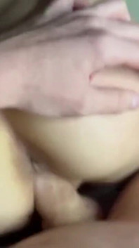 큰 엉덩이를 가진 레깅스를 입은 얇은 소녀 따먹기