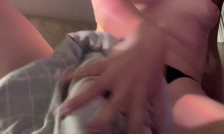 MaybeNatty: 与继兄弟视频通话后忘记关闭笔记本电脑上的摄像头