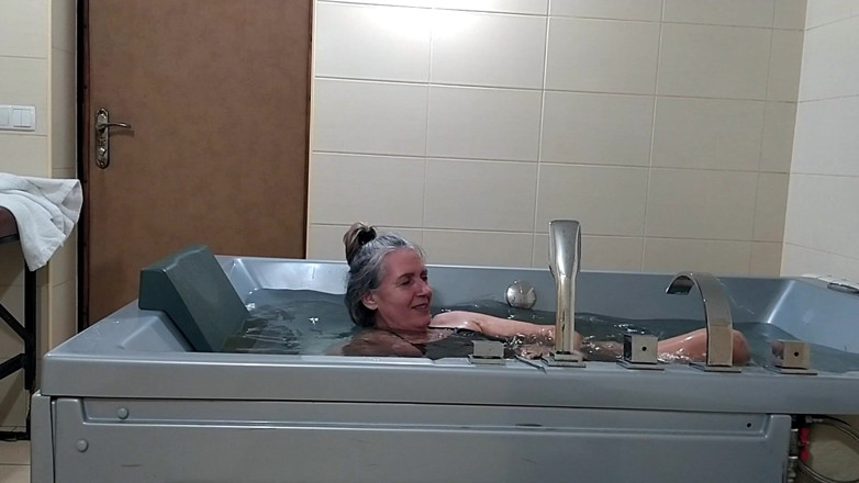 Lukerya: Eenzame ontspanning in de jacuzzi