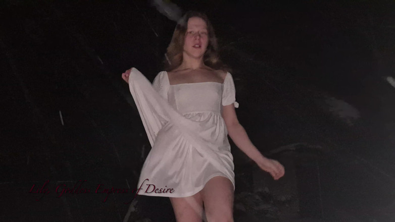 Lily, Goddess of Desire: 귀여운 십대가 밖에서 몸을 공개하다