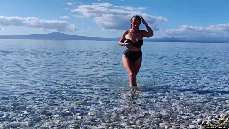 Goddess Lena: Un día normal en la playa