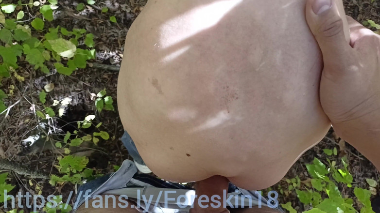 ArchiRusik: Cruisen im freien auf einem großen schwanz, er sitzt und...
