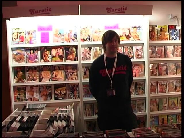 Lucky Cooch: Blonde stripperin auf der sexmesse