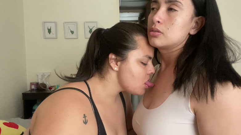 zoemelissa: Birbirini okşayarak romantik öpücükler