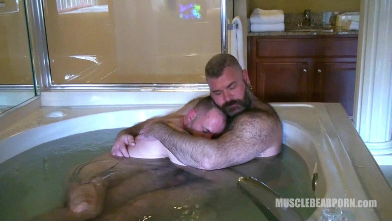 Muscle Bear Porn: Чувак у твоєму обличчі