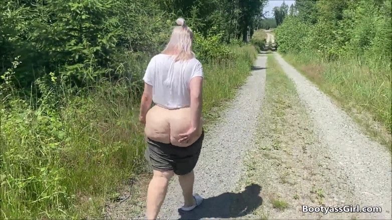 Bootyass Girl: Awek putih dengan pantat besar dikongkek dalam hutan
