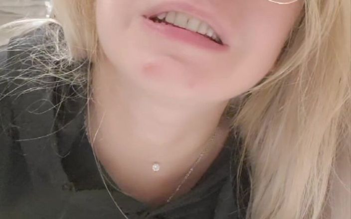 Anna Lynx: 用你的鸡巴图片自慰