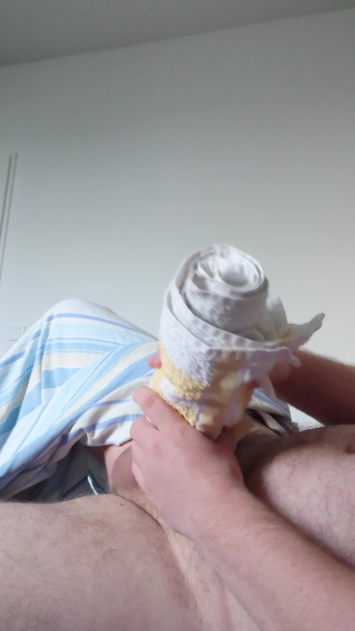 Carmen_Nylonjunge: Pau pequeno se diverte com a toalha