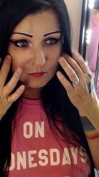 Milf haciendo maquillaje / uñas un poco de chat
