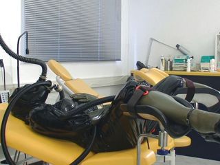 Rubber & Clinic Studio - 1ATOYS: Masturbation bizarre sur caoutchouc avec pisse-rebreather