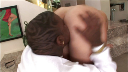 Dat Ass: Striptérka s velkým zadkem je ošukaná velkým černým ptákem Rico