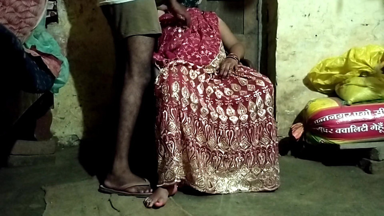 Desi_bhabhi121: 年轻的印度夫妇接吻