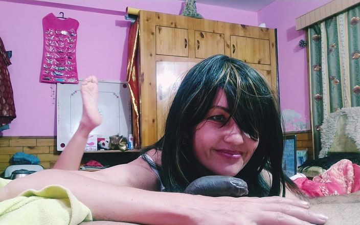 Bolly Karma: Une salope à la bite monstrueuse suce une MILF excitée