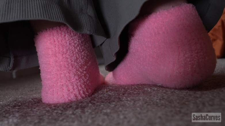 Sasha Curves: Stuck to Giantess Step-stepmom's Socks