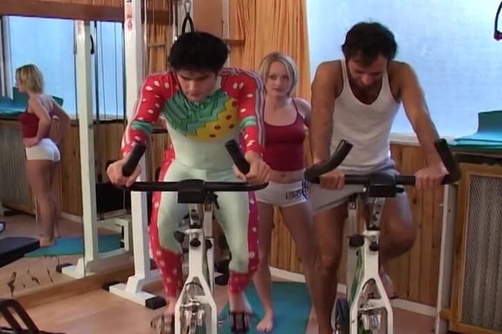 Planete Francaise: Netter französischer Fitnesstrainer zu dritt