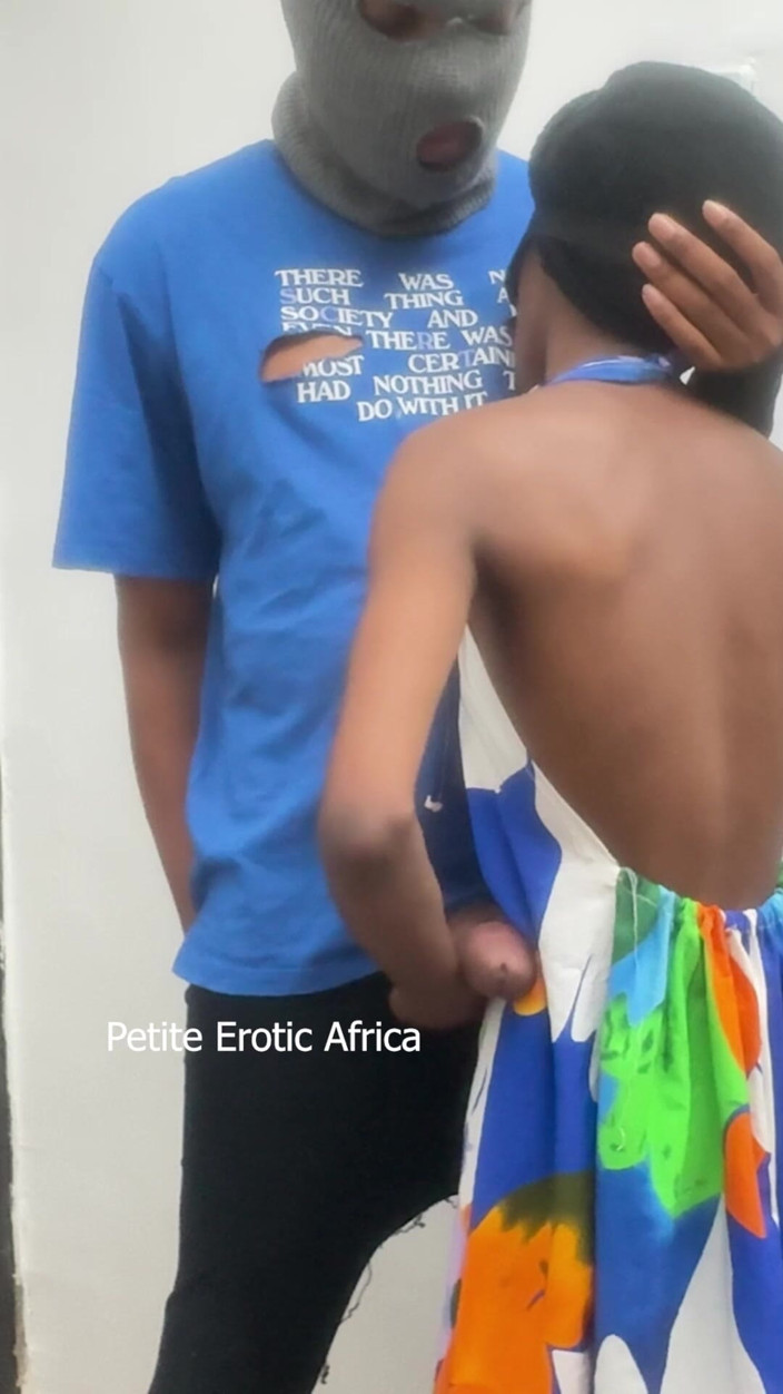 Petite Erotic Africa: Trop étroit pour entrer