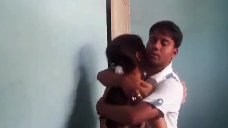 Dasi couple: Hintli kız arkadaş partneriyle vakit geçiriyor