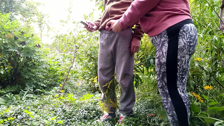 OurFetishLife: Milf met een prachtige kont in een legging heeft me...