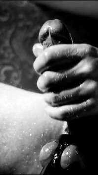 Close-up acariciando mais vibrador de balldo até eu gozar