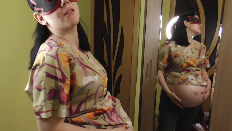 Anna Sky: 怀孕的anna在镜子前试穿衣服