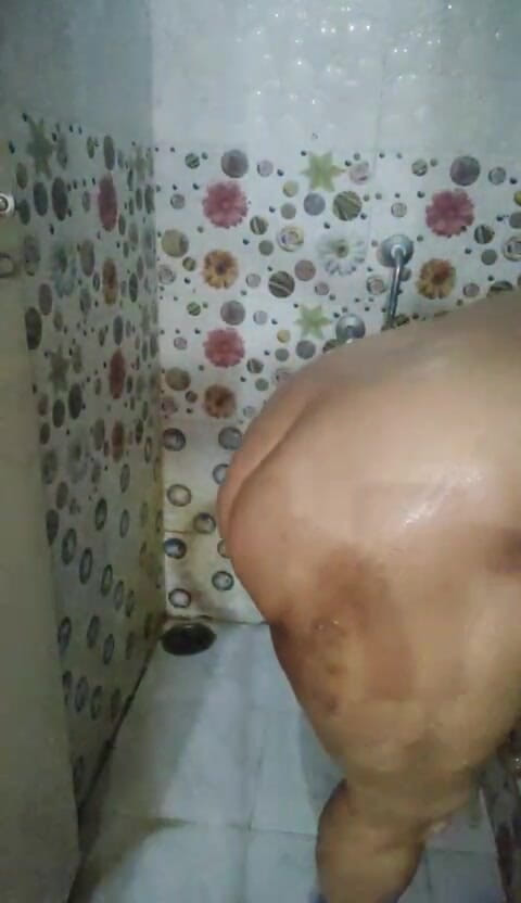 Telugu-fuckers: Desi arrapanti capezzoli gonfi della zia nuda al bagno per...