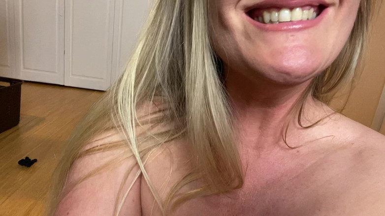 Sarah Passions: Je joue avec ma chatte de MILF mouillée