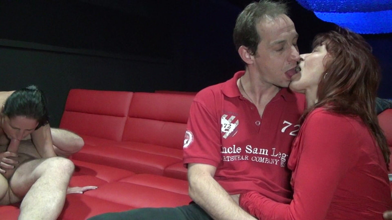 King Of Amateur: Hai să schimbăm soții la cinema porno