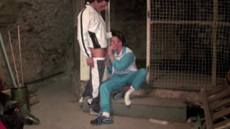 Sneaker gay: Dominazione di sclaly boy in sneaker da parte di Greg...
