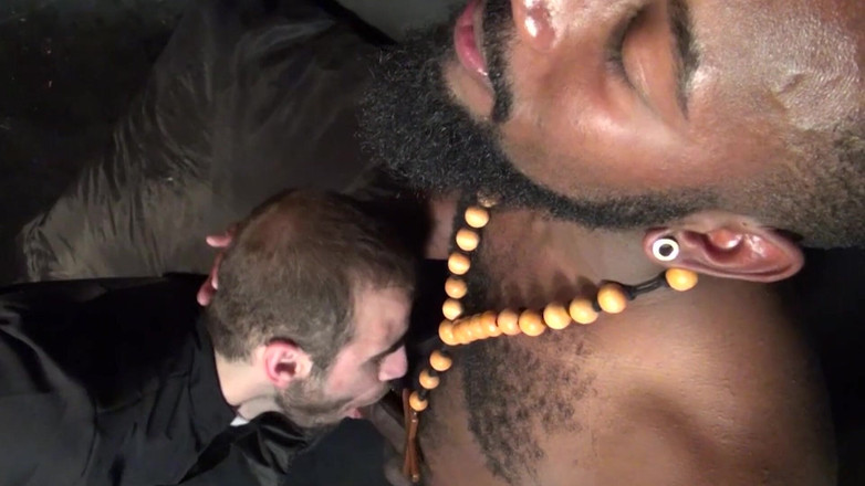 SEXUAL SIN GAY: Dirty Breds Scene-4_interracial पुजारियों के रूप में कपड़े पहने दो मांसपेशियों वाले पुरुषों के बीच सेक्स