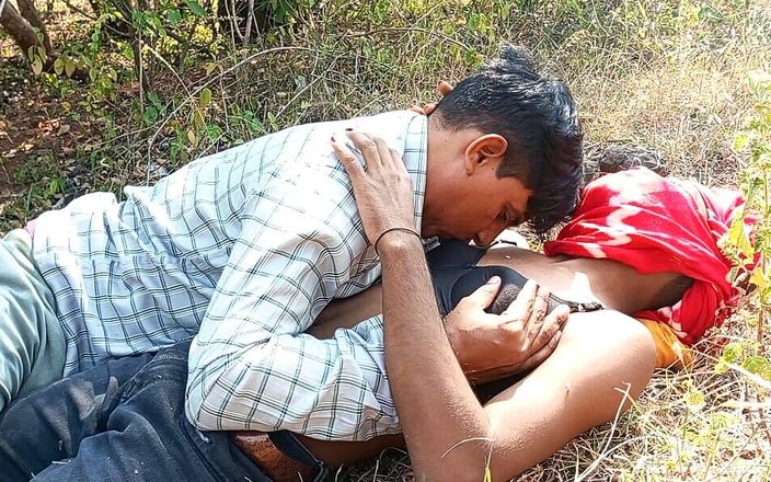 Indian Hijraji: Waria india lagi asik seks threesome di hutan!