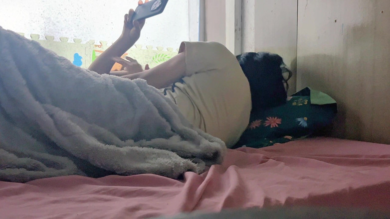 Scarlet at Home: 열정적인 섹스의 밤으로 변하는 영화의 밤