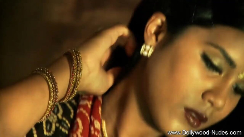 Bollywood Nudes: Cute indian teen dancing!