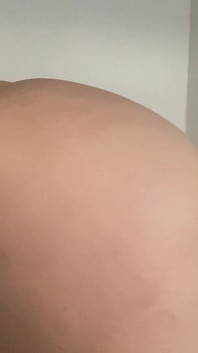 彼女の大きな毛深いお尻をしゃぶります