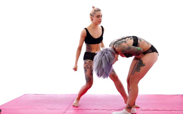 Defeated.xxx: Elizabeth Stella - dos chicas tatuadas calientes en pelea agresiva