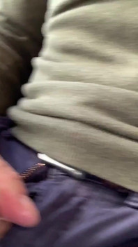 Runkar av på tåget, tjock sperma