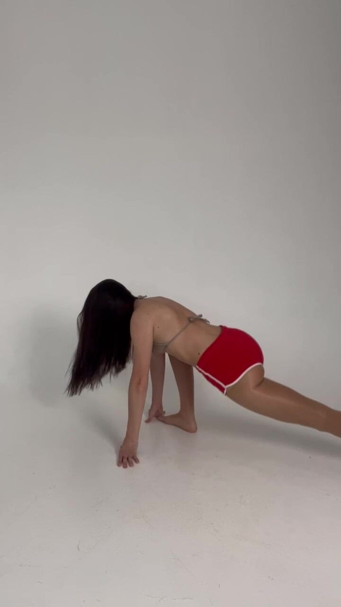 Skinny_lady69: Estirar sexy pantalones cortos rojos