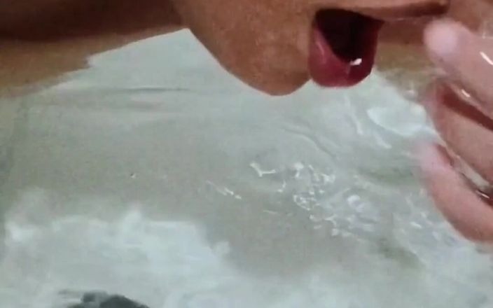 Anabel 693: 安娜在水下疯狂，大声音被听到