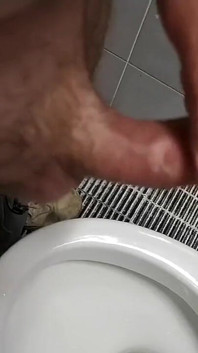 Abspritzen in öffentlicher toilette