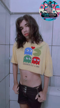 Carlezinha - zvrácená trans žena nahá v podpatcích, masturbuje zběsile sténá jako děvka.