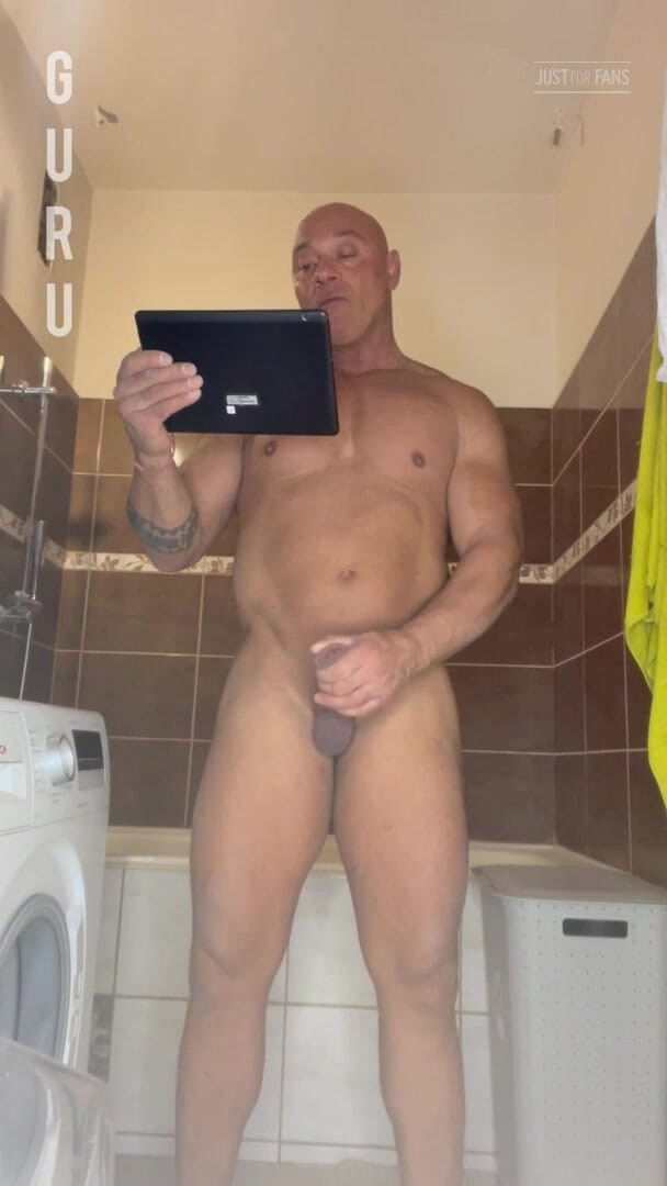 Mr. Guru: Paja en mi baño Big daddy culturista masturbado