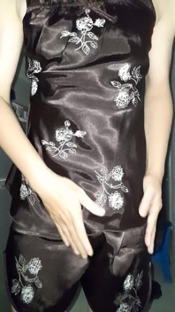 Crossdresser mrdka v saténové hedvábné soupravě