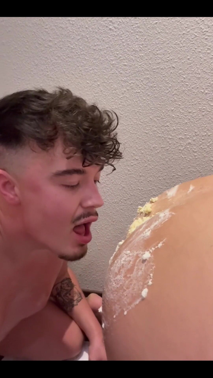 Twunkletoes: Eating Cake From a Boys Ass