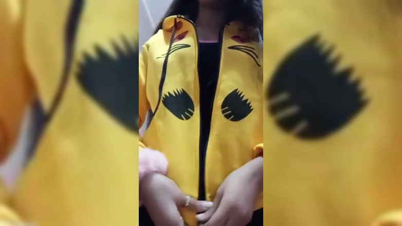 Wildpixel: Model Instagram desi India menunjukkan buah dada
