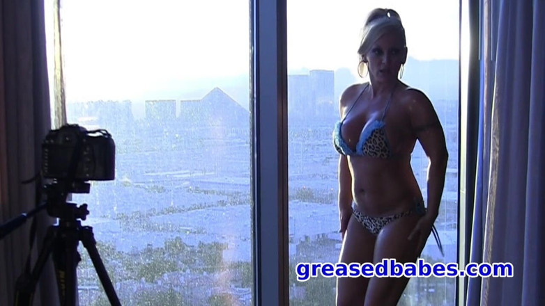 Greased Babes XXX - Greasy Tits and Oiled Asses: O mamă sexy blondă unsă cu ulei cu țâțe mari își fute...