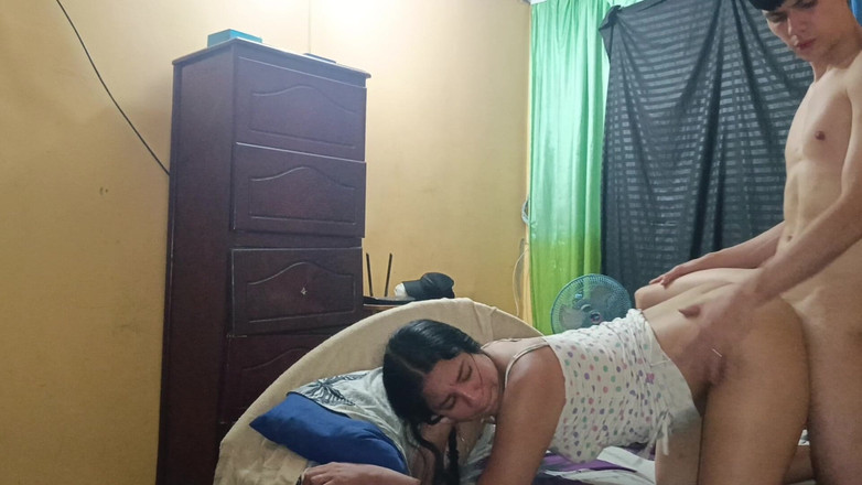 Artemisa74: La mia matrigna colombiana mi chiama nella sua stanza per...