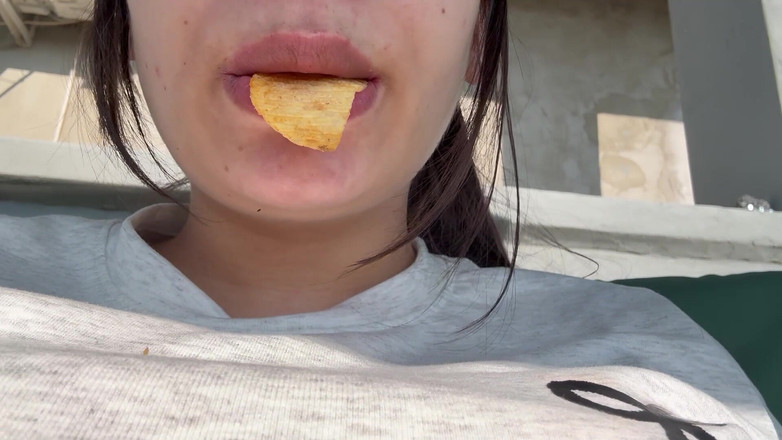 AmayaMori: Awek gergasi mendapati seorang lelaki kecil dalam beg cipnya dan...