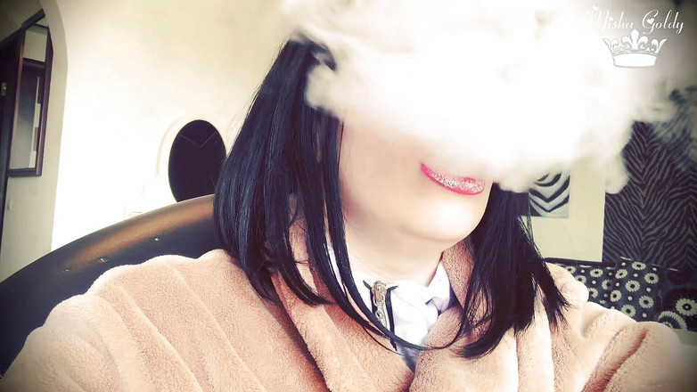 Goddess Misha Goldy: धूम्रपान देवी और सेक्सी लिपस्टिक