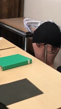 私は小さなビジネスのボスで、彼女を尻から仕掛けたいんです